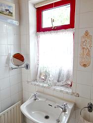 Badezimmer mit WC/Dusche/Handwaschbecken